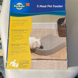 Pet Feeder, 5 Meals Never Used