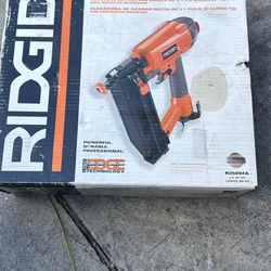 RIDGID R250SFA 16 Gauge 2.5 inch Finish Nail Gun