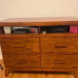 4 Drawer dresser  / tv Stand  