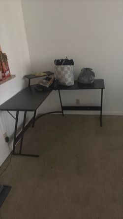 gaming desk and chair