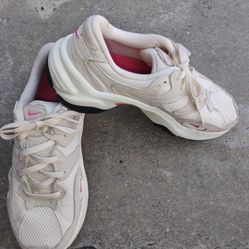 Women's Nikes a l8