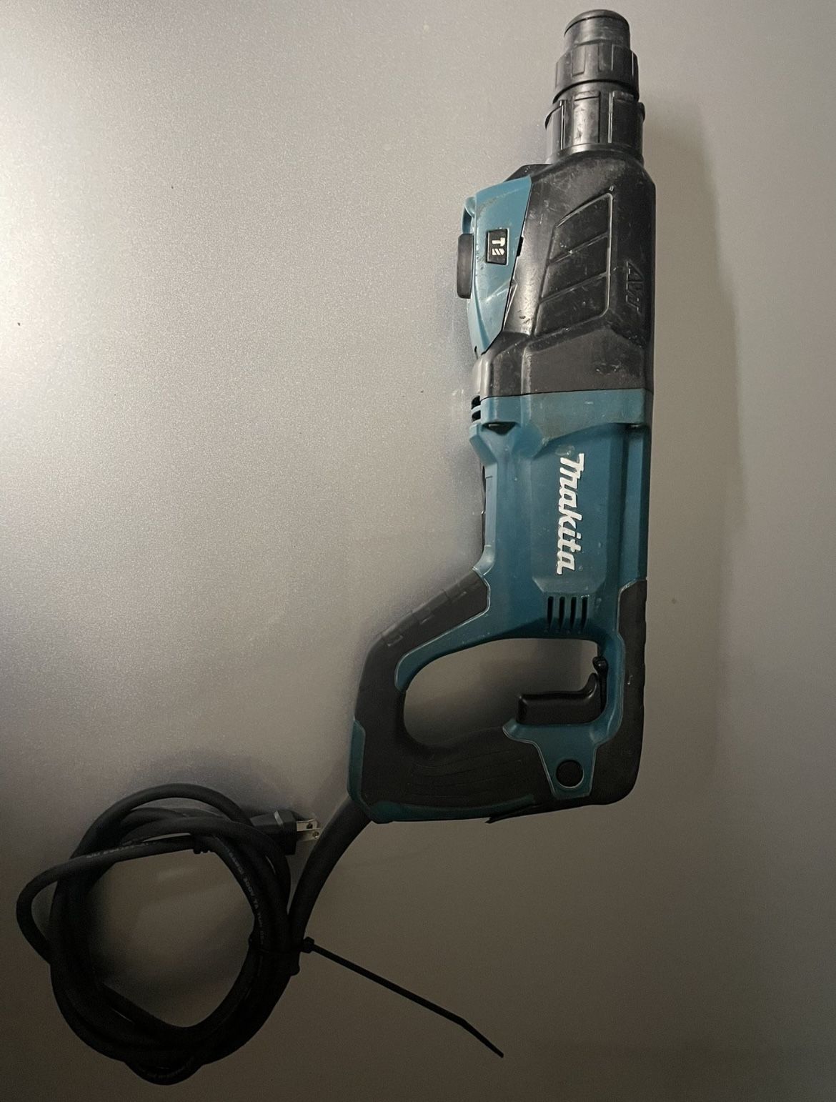 Makita HR2641 1" SDS‑PLUS AVT® Rotary Hammer - Corded