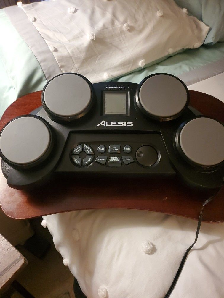 ALESIS DRUM SET MACHINE