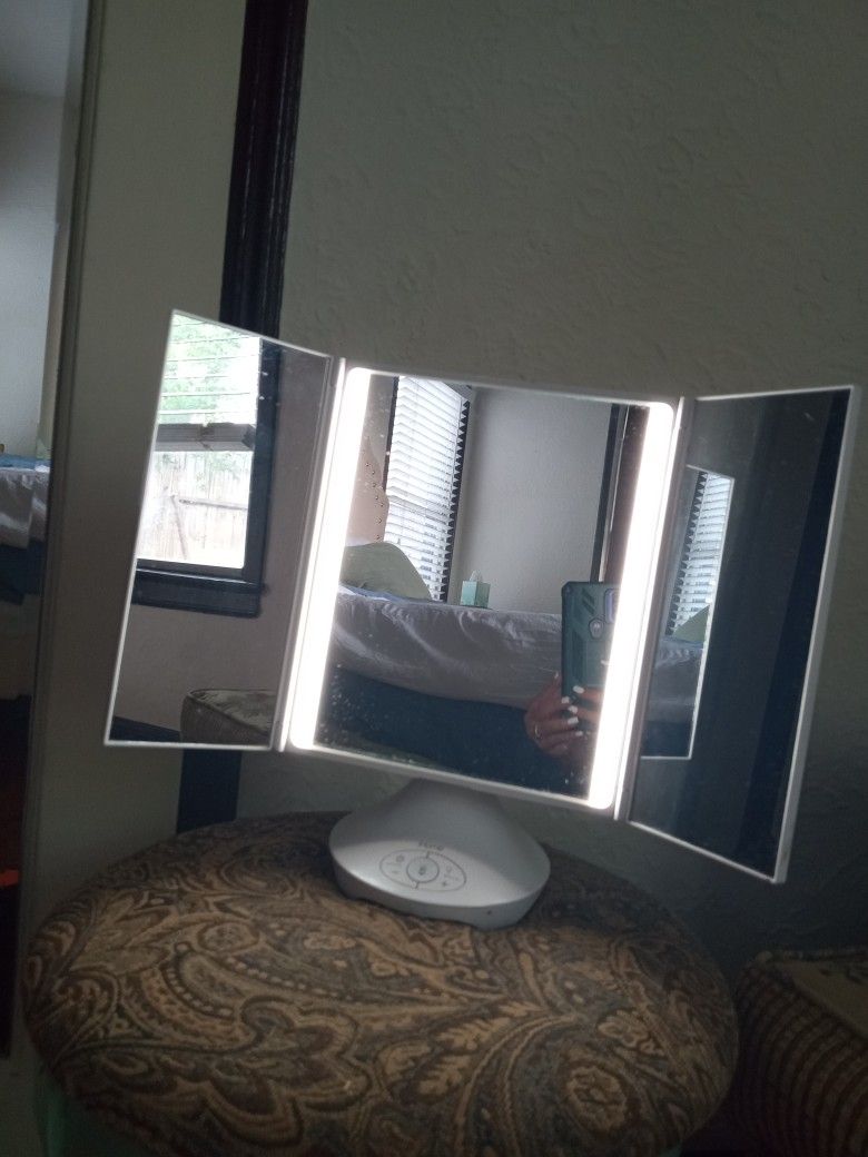 iHOME BEAUTY VANITY BOUETOOTH SPEAKER TRIFOLD MIRROR (DETS BELOW)⏬⏬⏬