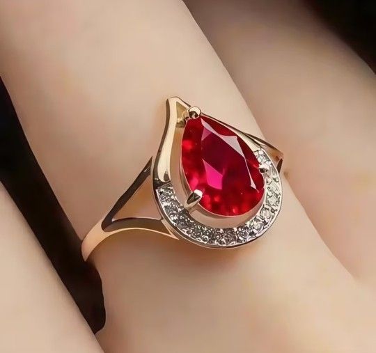 Lovely Vintage Style Red Teardrop Gold Tone Ring