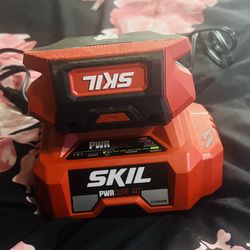 SKIL PWRCORE 40 2.5 LITHIUM BATTERY AND PWR JUMP CHARGER