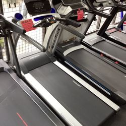 Life Fitness T5 Track Connect 2.0 Treadmill LOW MILEAGE INCLUDES WARRANTY 