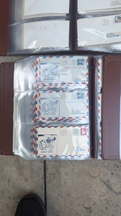 Cuatro albunes de estampillas recibidas en los años 1958 y 1959 por el correo postal