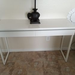Mueble De IKEA Muy Buenas Condiciones En La Tienda Está $199