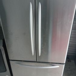 Amanda. French door refrigerator bottom freezer, pull out. 90 day Guarantee free delivery Vancouver area.