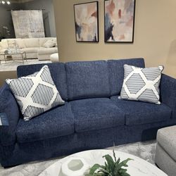 Navy Sofa  /Next-Gen Nuvella Fabric / Sofá Cómodo