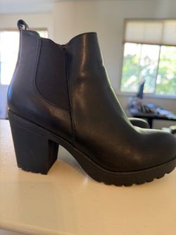 Black Block-Heel Chelsea Boots (US 6.5)