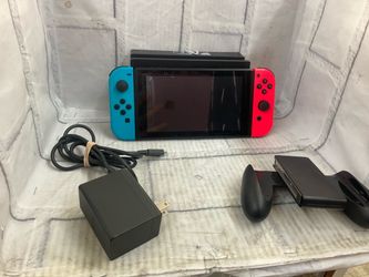 Nintendo HAC-001 switch w/joy cons and dock