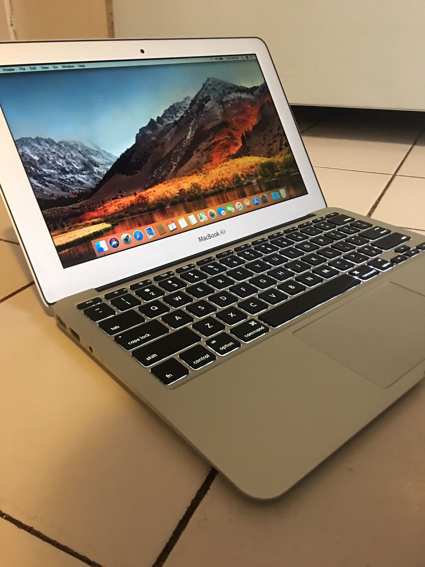 Apple Macbook Air 11.6"/webcam/Bluetooth IOS Mojave As NEW core i5 128GB SSD, 4GB RAM charger 379$ Firm price