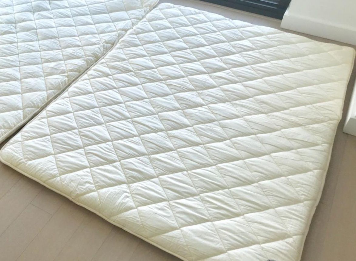 Japanese Futon, Foldable Bed Shikibuton, Made in Japan (White, Queen)
