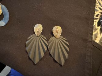 Women’s beautiful earrings, black fan design with gold accents
