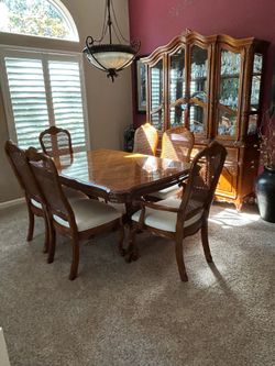 Dining room table with 6 chairs, 2 leaves & matching hutch