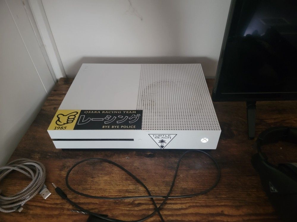 Xbox One S 500gb With Headset And Controller