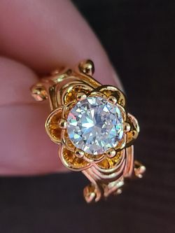 Pretty gold plated ring size 6