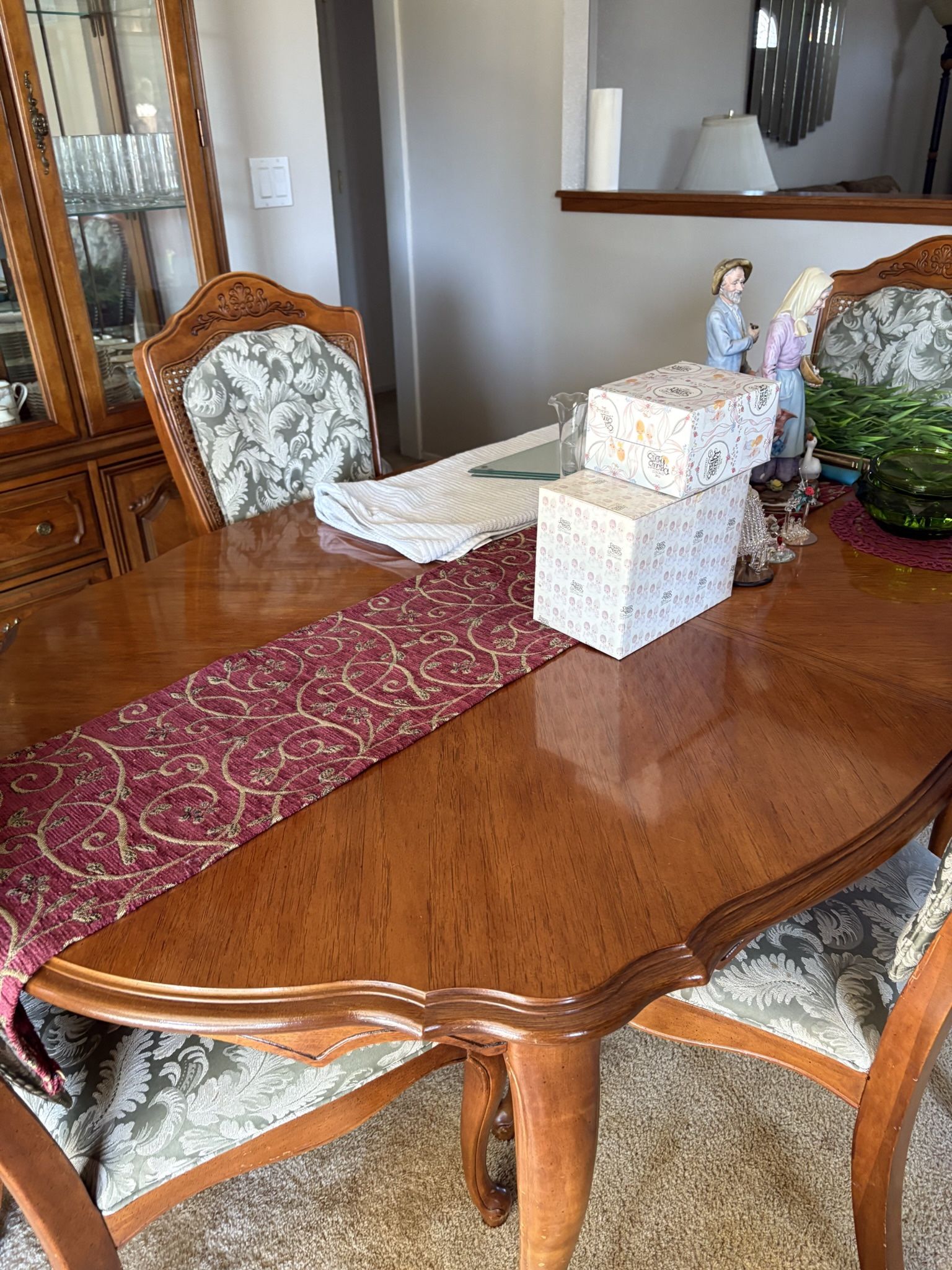 Dinning Table With Four Chairs And Hutch