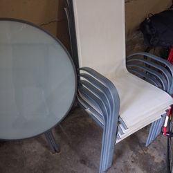 Patio Set / Table & 4 Chairs
