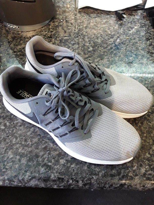 NIKE SHOES SIZE 11 MENS LIKE NEW GREY GREAT CONDITION COMFORTABLE