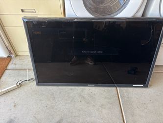 3 Samsung tvs
