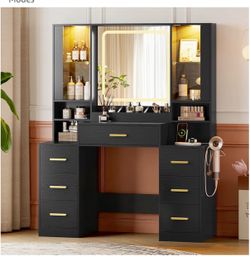 Makeup Vanity w/ Mirror and LED
