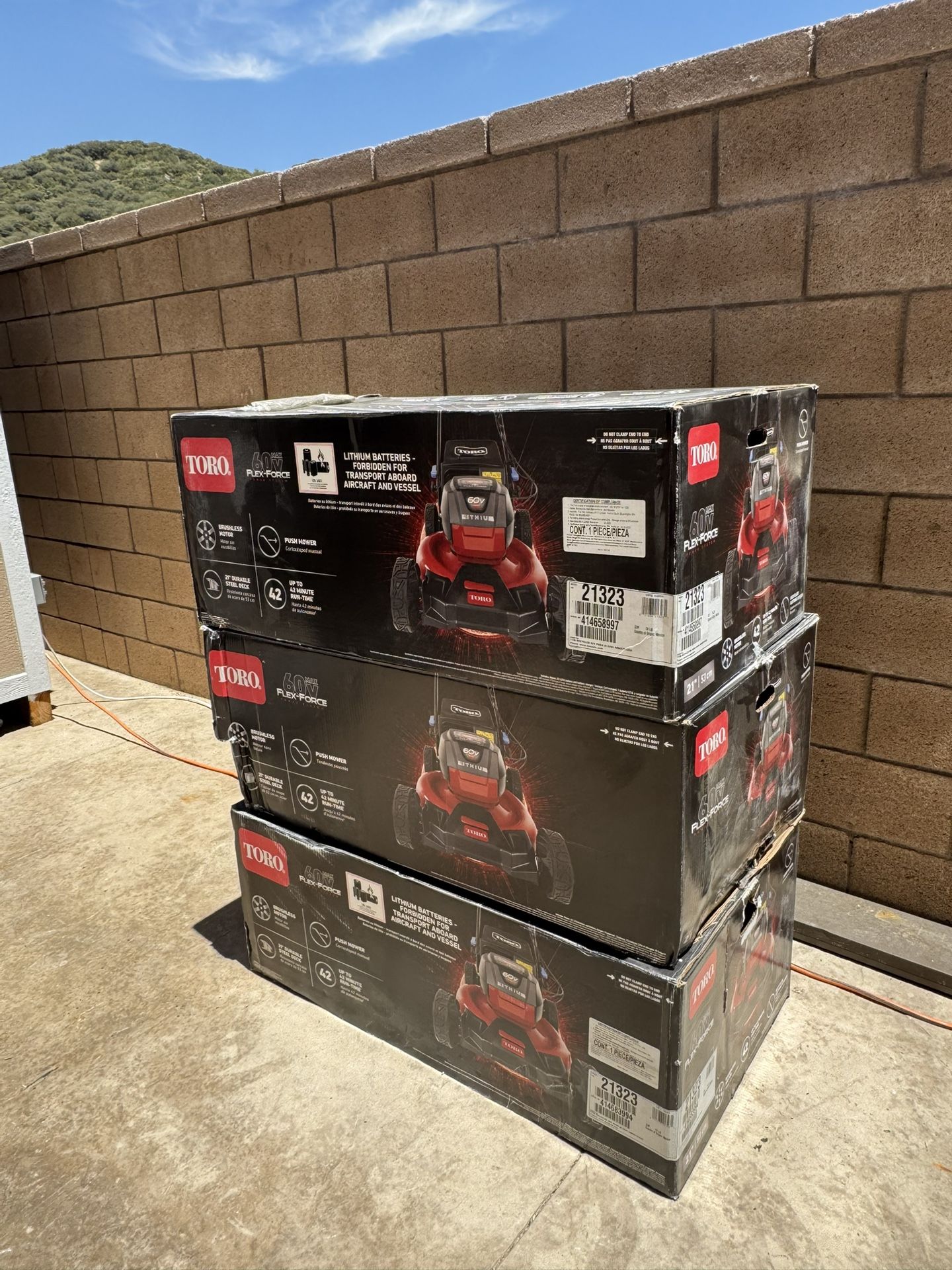 BRAND NEW .. IN BOX TORO 60 VOLT FLEXFORCE BATTERY POWERED PUSH MOWER KITS WITH BATTERY AND CHARGER.