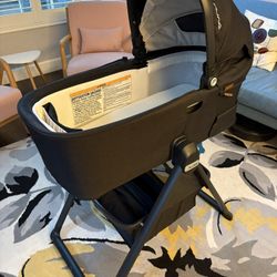 Nuna DEMI Bassinet – Barely Used (4 Months) 