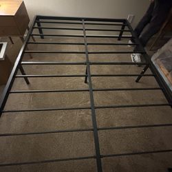 Full sized metal bed frame 