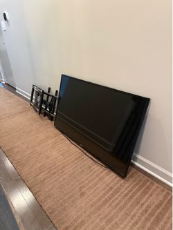 Toshiba 50in with Swing Wall Mount