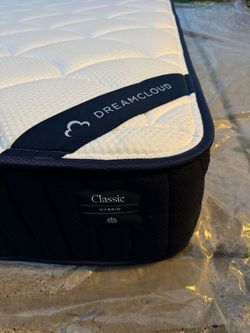 DreamCloud Queen - $425 (Retail: $869)