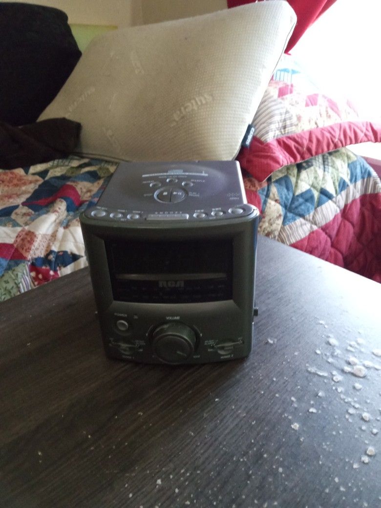 RCA STEREO CD CLOCK RADIO