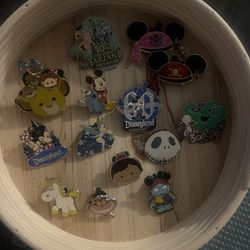 Disney pins 