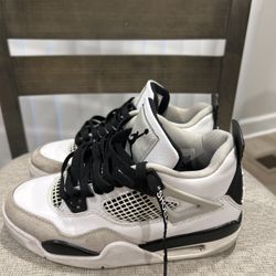 Jordan 4 Retro (Size 4.5Y)