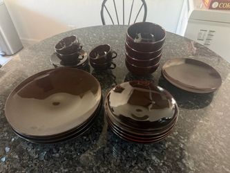 Crate & Barrel Mahogany Dinnerware Set – 21 Pieces