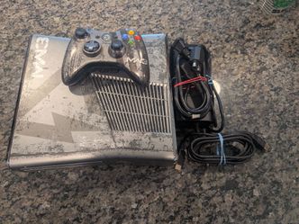 Xbox 360 S Modern warfare 3 edition with chords