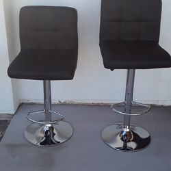 2 Black Swivel Stools Adjustable Height Can Reach 30 Inches Height 