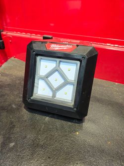 M12 magnetic light