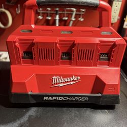 Milwaukee M18 18V Lithium-Ion PACKOUT 6- Port Rapid Charger