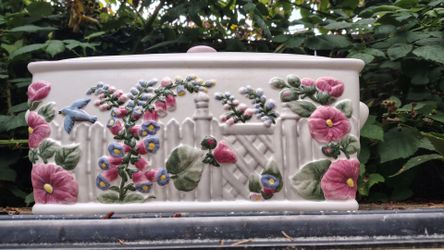 Pfaltzgraff hard to find ceramic Lidded Bread Box