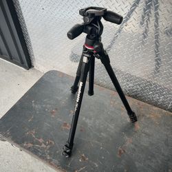 Manfrotto 290 Xtra Aluminum Tripod with 804 3-Way Pan/Tilt Head 22lb Capacity Camera MK290XTA3-3WUS