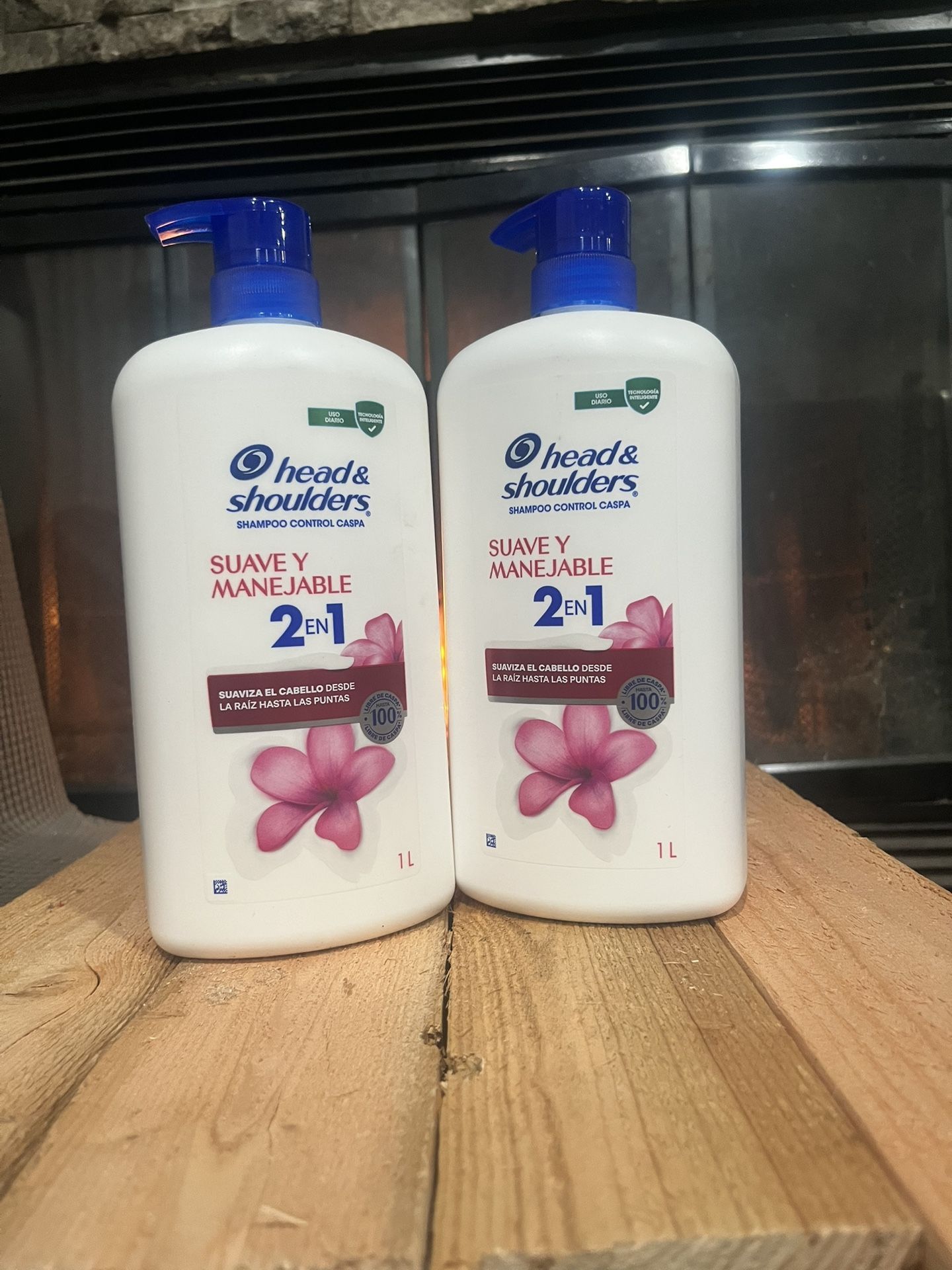 Head & Shoulders Soft and Manageable 2 in 1 Dandruff Shampoo