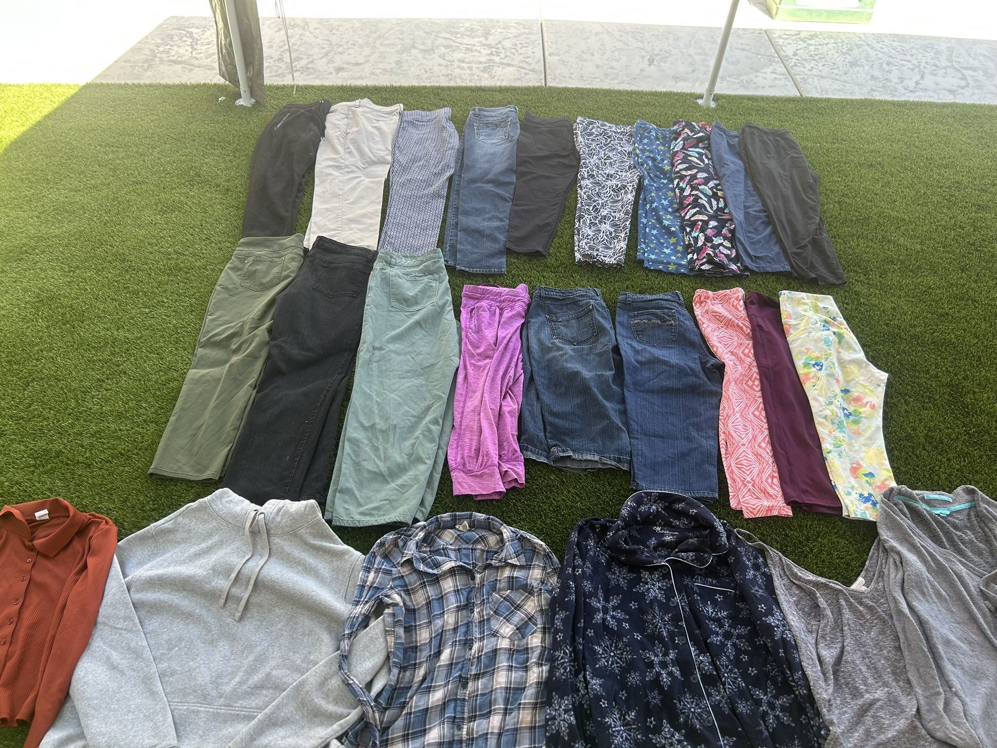 Size Large Women’s Bundle Lot Jeans Capris Cardigan Pants Tops Blouses Leggings 26 Pieces All Clean In Excellent Condition $35 Price Firm