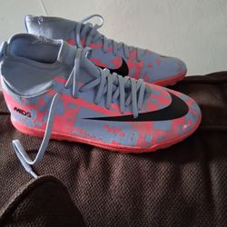 SHOES SIZE 4.5Y PICK UP IN SUN VALLEY $5