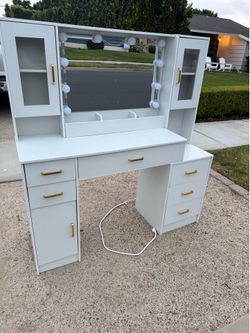 FREE vanity with lights (white)