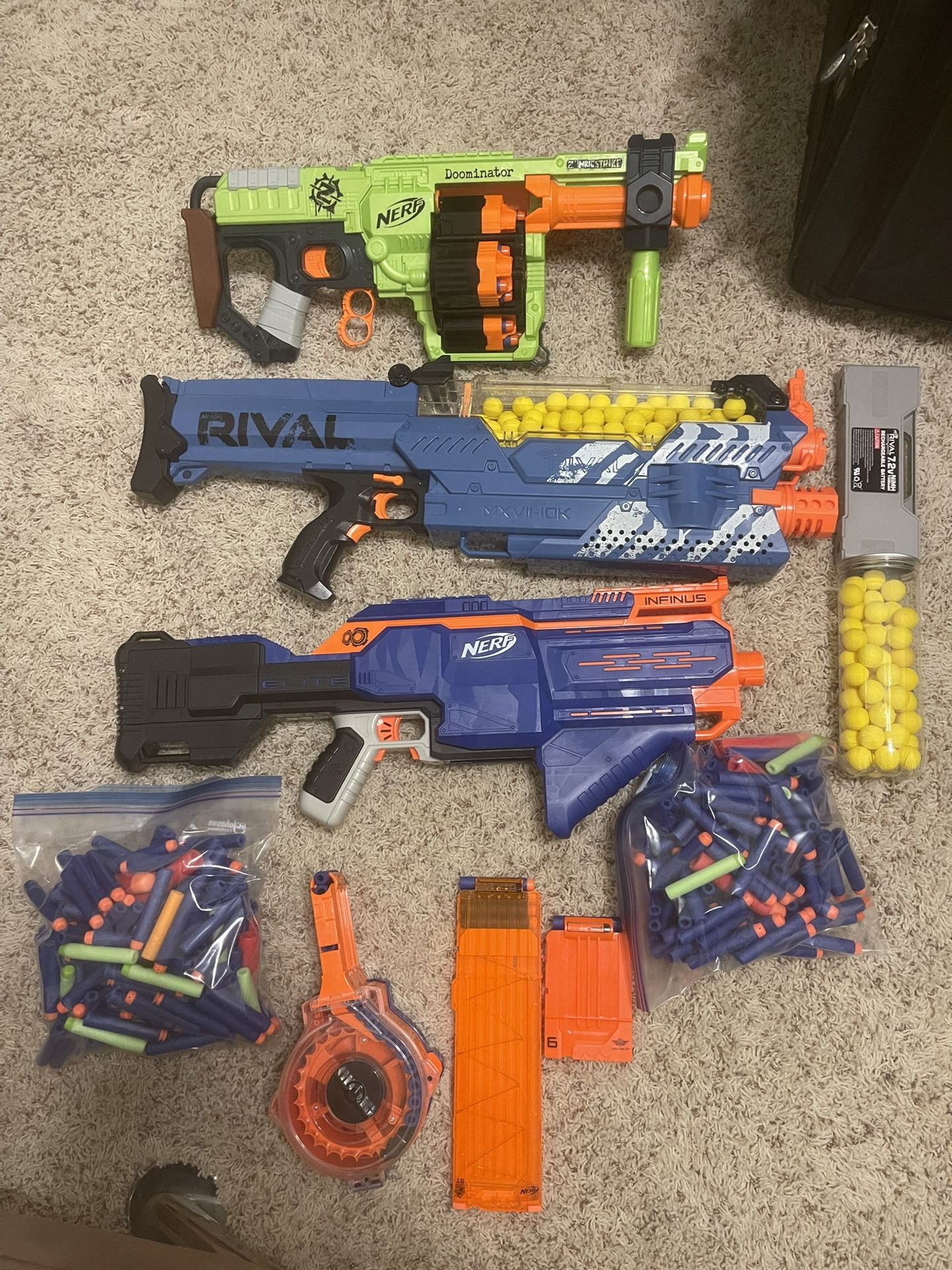Nerf Guns W/ Ton Of Ammo