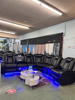 🚚Hot Deal🚚Brand New Power Reclining sectional With Cup Holder Console and wireless phone charger $1799, Finance available, Delivery available