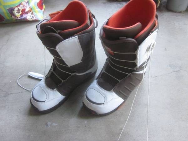 BURTON MOTO snowboard boots, men's size 9 MINT CONDITION, used 1X